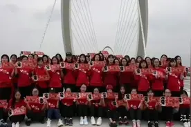 易烊千玺1128十七岁生日快乐，全球各地4000人齐唱《你说》