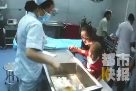 端午前后蛇出没 西安蓝田一男孩被毒蛇咬伤视频封面