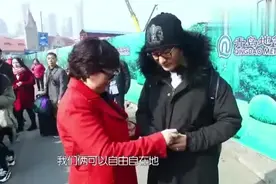 黄晓明回青岛陪妈妈挤公交车，路上遇粉丝追问：baby没来吗？视频封面