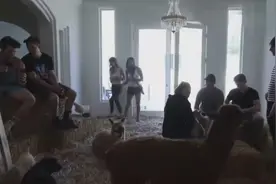 荷兰新婚夫妇回家后发现房子变成动物园，惊呆了视频封面