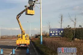 荣成市区北外环安装12处黄闪灯投入使用图片