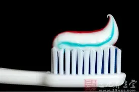 牙膏挤太多会致癌吗 挤牙膏看性格 揭秘牙膏是否泡沫越多越好图片