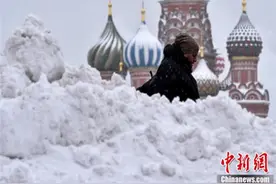 莫斯科突遇暴雪天气 积雪达24厘米图片