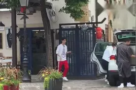 网友在法国偶遇王俊凯！又高又帅还帮工作人员搬重物，棒棒的小凯视频封面