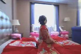 真实婚礼 着急的新娘等待新郎来娶 急的扭头往窗户外面看图片