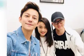 何炅晒“家人”合影 多多水灵气质出众张杰显低调视频封面