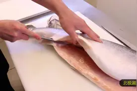 三文鱼美味吗？日本大厨手把手教你如何分割10斤以上的大鱼视频封面