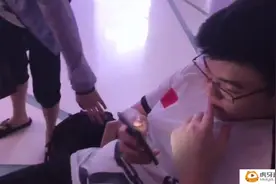 韦神战队4AM逆袭拿到德国机票，打算请OMG一起吃火锅，阿鲁瘦了？视频封面