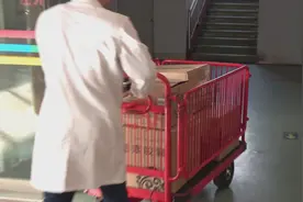 工厂护栏电动手推车 载重工地电动搬运车 平板运输搬运设备视频封面