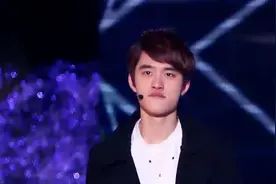 都暻秀走位也很厉害 中途突然笑得很开心