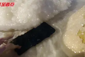 把IPHONE藏在死海的石头缝里，结果海浪把手机冲出来了，还没被捡视频封面