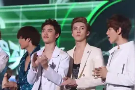 EXO成员上台笑得很开心 那时候都暻秀还是长头发