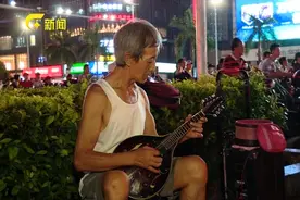 被点赞的拾荒老人：夜空下的有情人视频封面