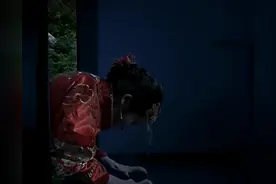 男子晚上在家看电视，电视里面的新娘爬出来，吓的大叫一声视频封面