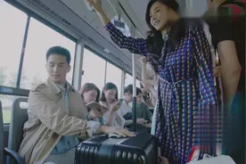 陆阳公交上遇到富豪家的儿媳妇万嘉玲，发现美女脚后跟磨破了！视频封面