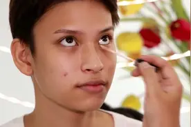 泰国小哥素颜很帅气，化上美妆后，真的比女人还美视频封面