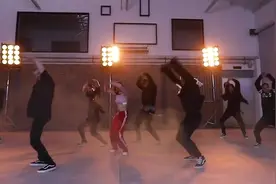 《屋顶着火》舞蹈练习室视频封面