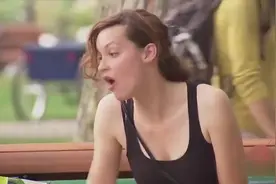 国外爆笑街头恶搞：男孩玩玩具，遥控手柄连警车也能控制吓坏路人视频封面