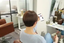 剪了一个漂亮的发型，妹纸忍不住不断的自拍