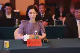 章泽天父亲近照曝光，背景太大，网友：难怪刘强东要娶她视频封面