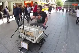 国外牛人用塑料管和拖鞋，在街头表演不一样的打击乐！视频封面