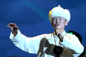 当17岁的乌达木上台，演唱《呼伦贝尔大草原》，一开口现场沸腾了视频封面