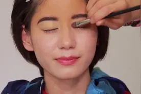 小姐姐长得真好看，化个浓妆后，变成外国大美女