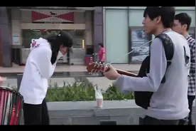 打扮成流浪汉给陌生人唱歌，结局让人暖心……视频封面