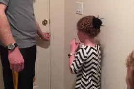 这个爸爸把一根鱼线绑在女儿牙齿上，原来是用这种方法给她拔牙！