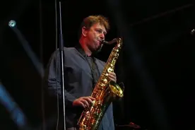 TVB壹号皇庭片头曲那段萨克斯，终于找到原唱现场演奏了