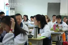 今年高考 听乌鲁木齐“零零后”考生与“过来人”怎么说视频封面