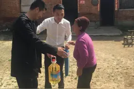 河南在深圳创业青年李帅清明前夕回老家访贫问苦图片