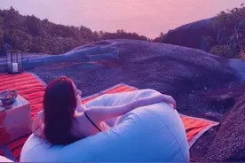 迪丽热巴生日晒背影照 肩颈曲线流畅美背白皙诱人图片