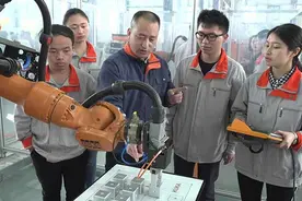 “数控神医”胡明华：掌握核心技术 保证国家重要设备正常运行图片