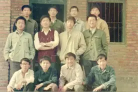 刘强东微头条晒92年高三宿舍合影追忆青春图片