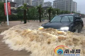 海口海秀快速路长滨路出口南行500米左右双向积水 车辆难通行图片