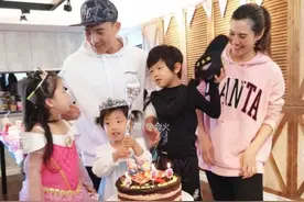 刘畊宏夫妻为小女儿庆生 小泡芙给朋友戴王冠图片