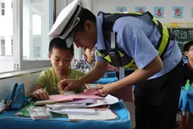临海市交警大队白水洋中队暑假前深入辖区学校为学生上好“假前一课”图片