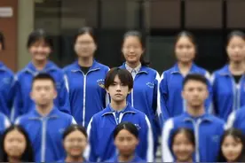 易烊千玺高中毕业照曝光 表情严肃一脸正气图片