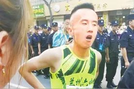 兰州六中包揽“兰马”5公里男女前三名图片