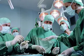 主刀医生在进行大手术时，突然尿急该怎么解决？答案出乎意料