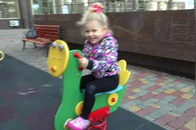 小朋友在户外万旋转座位、滑梯和荡秋千，超有趣视频封面