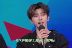 蔡徐坤早年微博被挖出要拜谢娜为师，用词犀利形容何老师视频封面