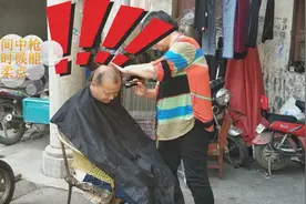 今天高考第一天，天气很热，晶晶在家让妈妈剃了光头邻居哈哈大笑视频封面