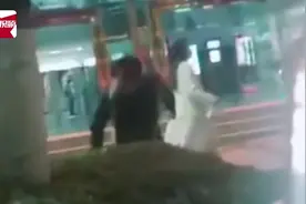 情侣离别热吻，趁女友不注意男生竟然吐了视频封面