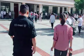 高考首日，一个有特警小哥哥全程陪考的女生（女生刚做完手术，身体虚弱，执勤特警两天全程护送出入）视频封面