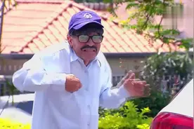 国外爆笑街头恶搞：在路人座椅上安装电击装置，坐上去就被电惨了视频封面