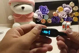 雷军动听金曲中，小米手环3和小米手环2，充电器很像但是不通用视频封面