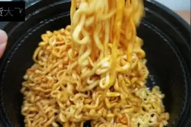 网购6.9一碗“国产火鸡面”和韩国三养火鸡面，哪个更好吃呢？