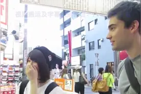 外国小哥日本街头做英语测试，问题也太简单了吧！中国小学生都会视频封面
